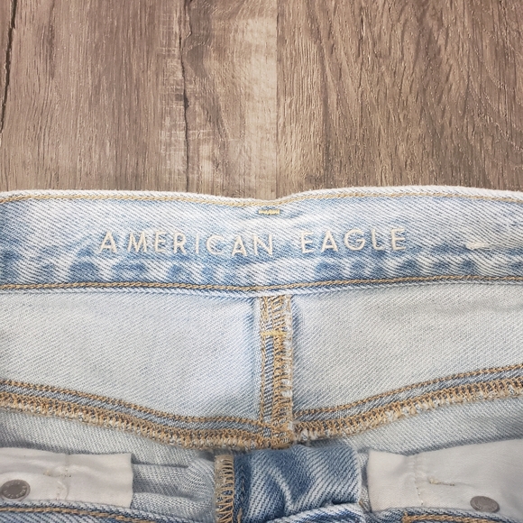 AE Mom Short Light Wash Women's 2 (28) High Rise Distressed Jean Shorts Raw Hem - Picture 3 of 8